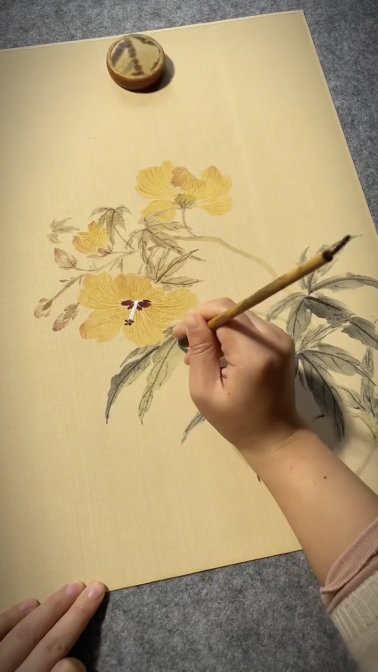 Vẽ bức tranh hoa với gam màu vàng sang trọng 1