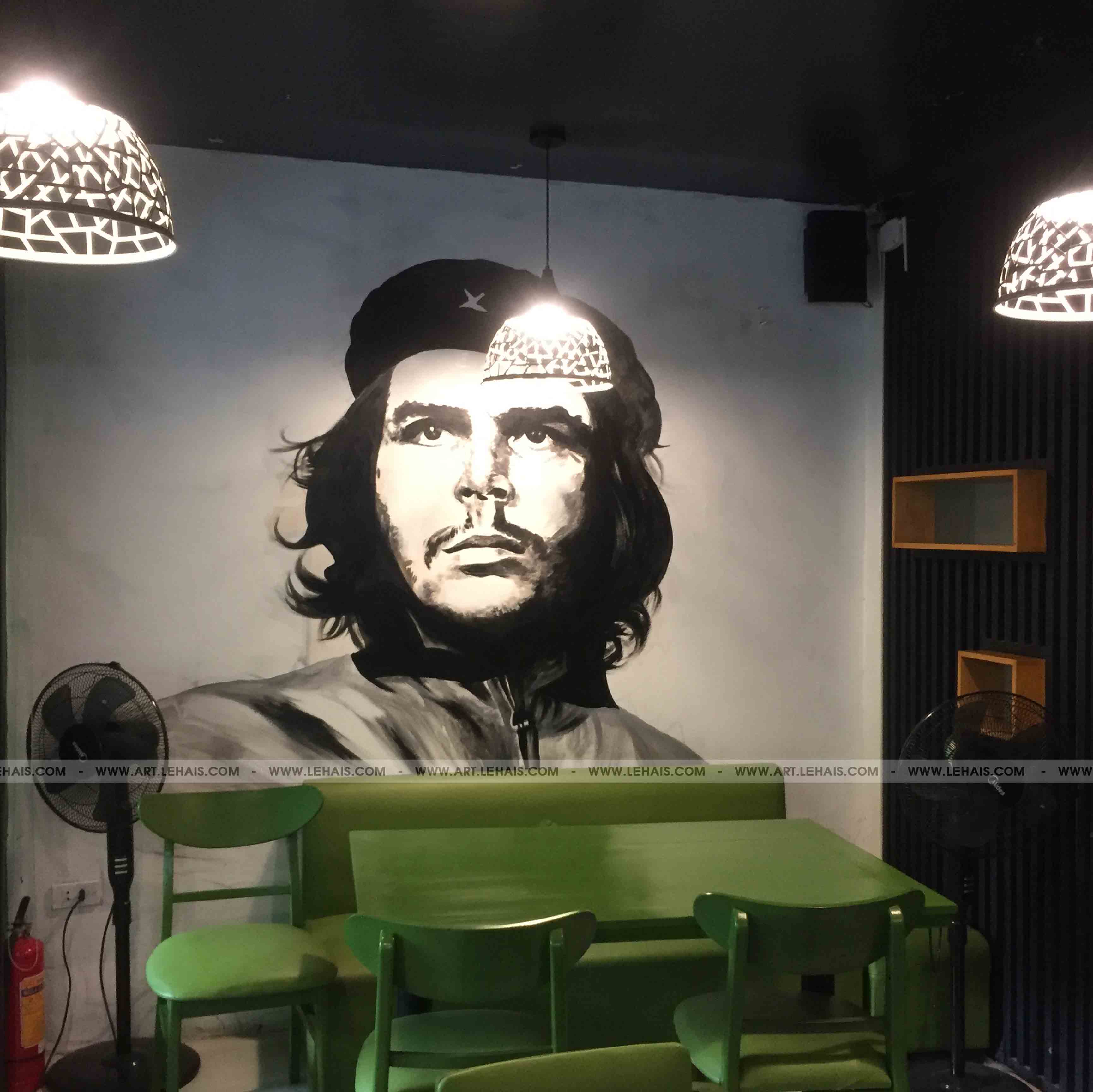 Drawing the character "Che Guevara" at the Havana O Quan Chuong cafe - TT146LHAR